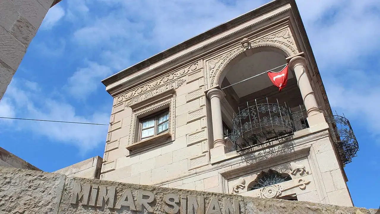 Kayseri Ağırnas'taki Mimar Sinan Evi'nde Gizemli Işık Şifresi Gündemde