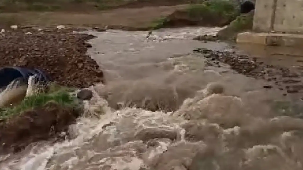Kayseri Develi'de Erciyes'ten Gelen Sel Suları Dere Yatağını Taşırdı
