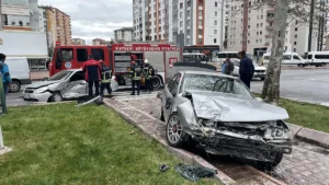 Kayseri'de Trafik Kazası Alarmı: Kocasinan'da Çarpışma Sonucu Yaralılar Hastaneye Kaldırıldı