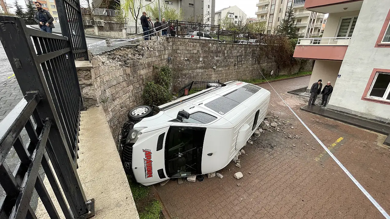 Kayseri Talas'ta Park Halindeki İşçi Servisi Apartman Bahçesine Düştü: Bir Kişi Yaralandı