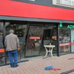 Kayseri Kocasinan’da Eczaneye Dalan Otomobil: Bir Yaralı Hastaneye Kaldırıldı