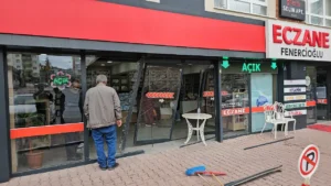 Kayseri Kocasinan’da Eczaneye Dalan Otomobil: Bir Yaralı Hastaneye Kaldırıldı