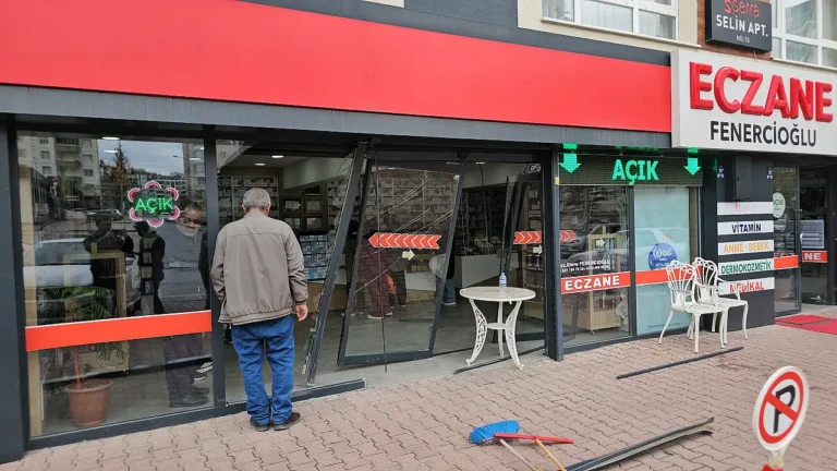 Kayseri Kocasinan’da Eczaneye Dalan Otomobil: Bir Yaralı Hastaneye Kaldırıldı
