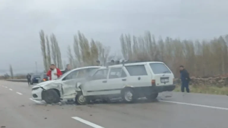 Kayseri-Pınarbaşı Karayolu'nda Direksiyon Hakimiyeti Kaybı: Maddi Hasarlı Kaza Trafiği Aksattı