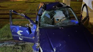 Kayseri Talas'ta Yağışlı Hava Kazası: Otomobil Tramvay Hattına Girerek Direğe Çarptı