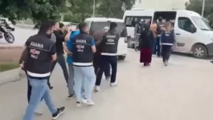 Türkiye Genelinde Huzur Operasyonları Hız Kesmiyor: KOM’dan Yüzlerce Aranan Şahsa Yönelik Büyük Başarı