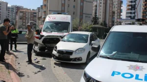 Kayseri Kocasinan’da Ambulans ve Otomobil Çarpıştı: İki Yaralı Hastaneye Kaldırıldı