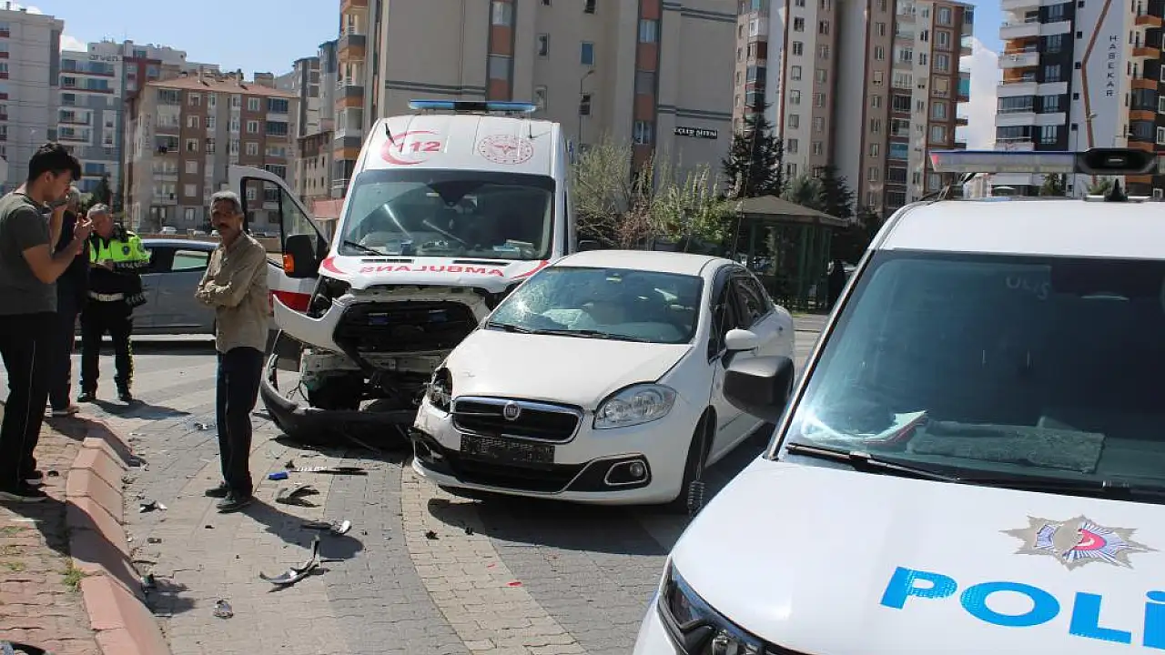 Kayseri Kocasinan'da Ambulans ve Otomobil Çarpıştı: İki Yaralı Hastaneye Kaldırıldı