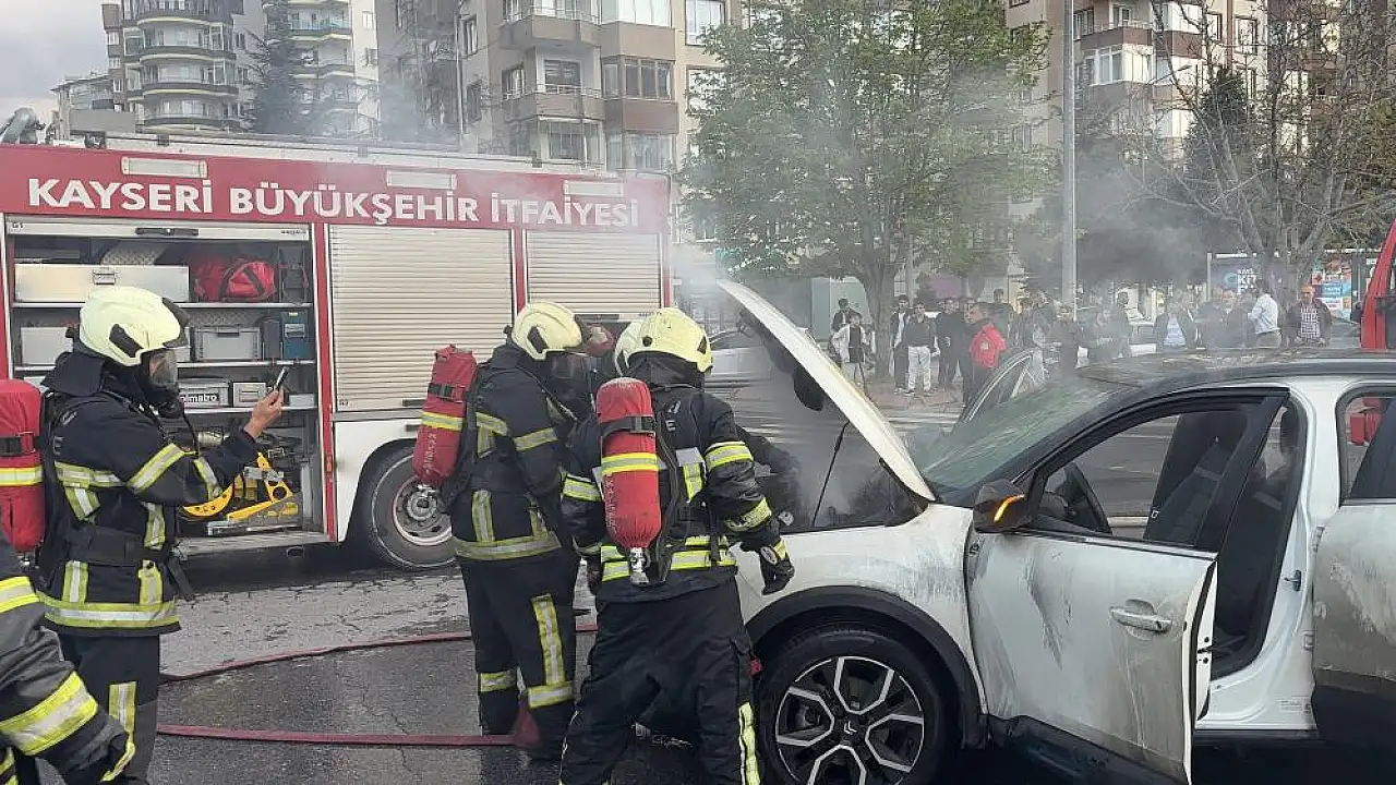 Kayseri Melikgazi'de Seyir Halindeki Elektrikli Otomobil Alev Aldı: Bir Saatlik Müdahale Kameralara Yansıdı