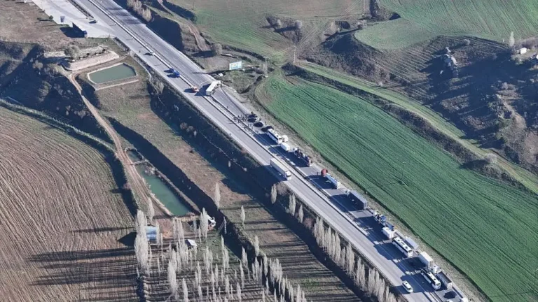 Kayseri-Sivas Karayolu’nda Tır Kazası: Taşlıdere Mevkii’nde Uzun Araç Kuyrukları Oluştu