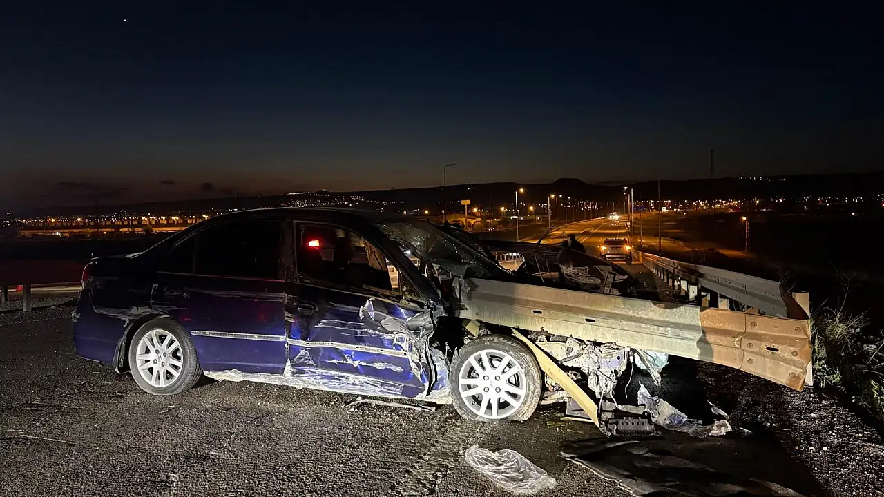 Kayseri Kuzey Çevre Yolu'nda Bariyerlere Saplanan Otomobil: Genç Sürücü Hayati Tehlikede