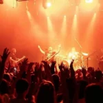 Sahneden Kalplere: Canlı Müzik Konserlerinin Eşsiz Büyüsü ve Toplumsal Etkileri