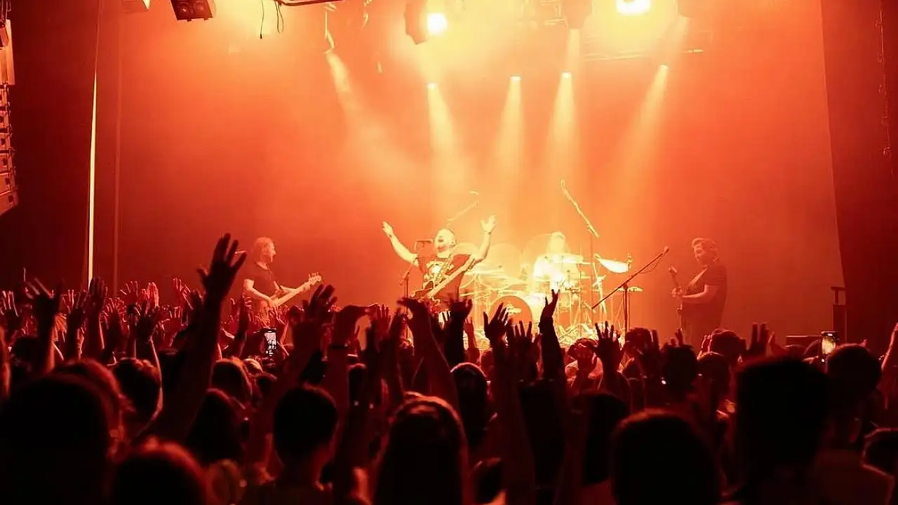 Sahneden Kalplere: Canlı Müzik Konserlerinin Eşsiz Büyüsü ve Toplumsal Etkileri