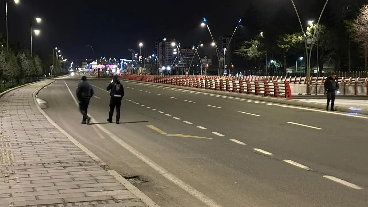 Kayseri'de Polisten Kaçan Şahsın Yola Attığı Kağıtta Uyuşturucu Madde Tespit Edildi