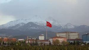 Kayseri Erciyes Üniversitesi'nde İranlı Öğrencilerin Harç Kararı Gündemde: Süre Uzatımı ve Güçlü Dayanışma Çağrısı