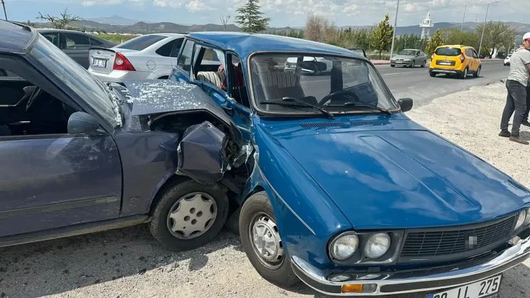 Nevşehir’de Kayseri Plakalı İki Otomobil Çarpıştı: 4 Yaralı Hastaneye Kaldırıldı
