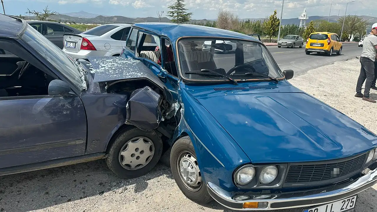 Nevşehir'de Kayseri Plakalı İki Otomobil Çarpıştı: 4 Yaralı Hastaneye Kaldırıldı
