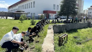 Kayseri'de Öğrenci ve Doğa Buluşması: Lise Bahçesi Lavanta ve Güllerle Donatıldı