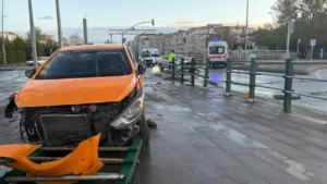 Kayseri Melikgazi'de Ticari Taksi Kazası: İki Sürücü Yaralandı, Taksi Refüje Çıktı