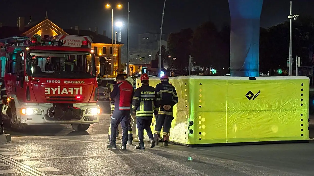 Kayseri Kocasinan'da Köprüdeki İntihar Girişimi Başarıyla Önlenirken Ekipler Seferber Oldu