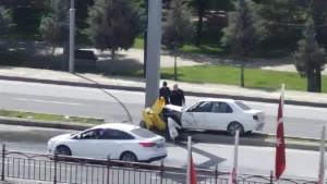 Kayseri’de Sabah Kazası: Kontrolünü Kaybeden Araç Direğe Çarptı