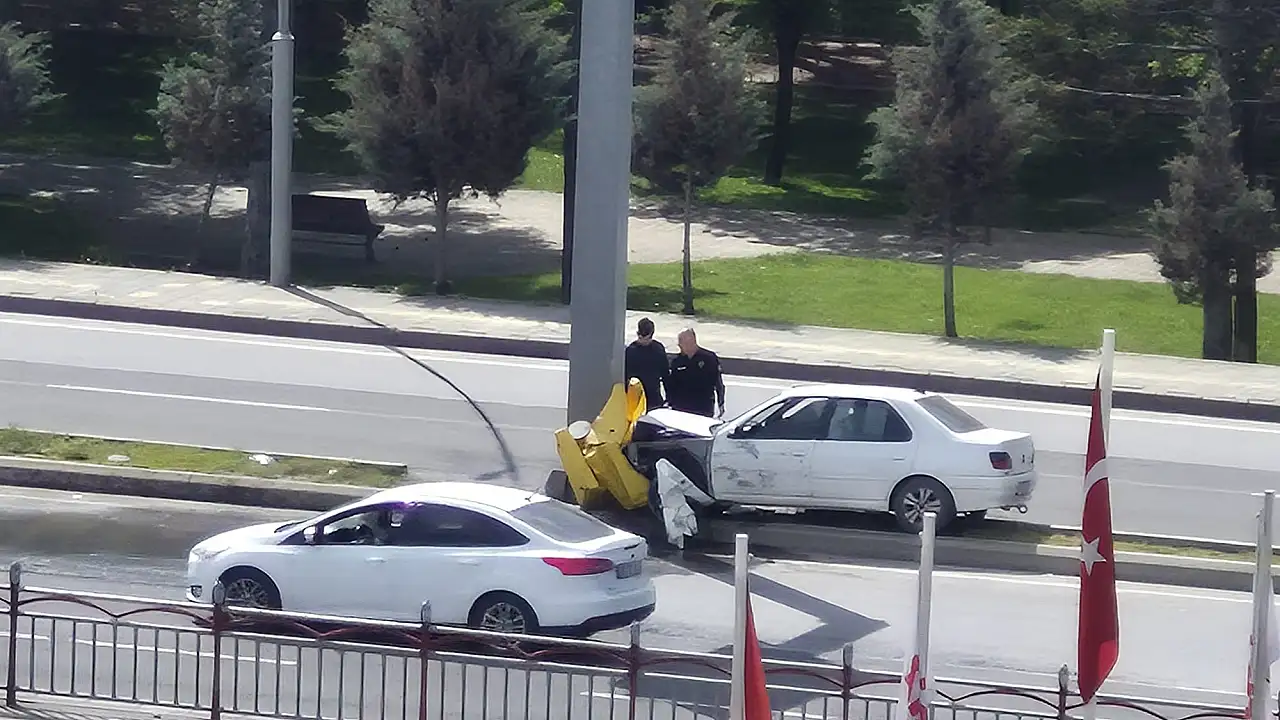 Kayseri'de Sabah Kazası: Kontrolünü Kaybeden Araç Direğe Çarptı