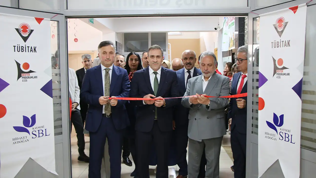 Kayseri'de Bilim Rüzgarı: Hidayet Aydoğan Lisesi'nden Yenilikçi Projelerle TÜBİTAK Fuarı Coşkusu