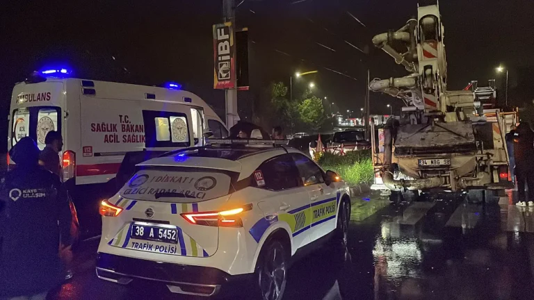 Kayseri Sivas Bulvarı’nda Kamyonla Çarpışan Otomobil Tramvay Hattına Girdi: Bir Yaralı