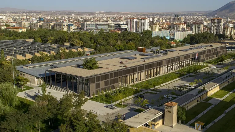 AGÜ, Disiplinlerarası Yayın Performansında Türkiye İkincisi Oldu: Bilimsel İş Birliğinde Öncü Rol