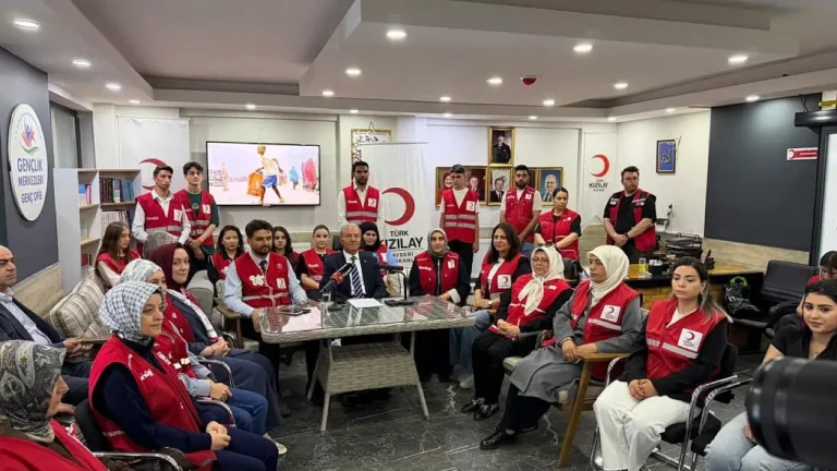 Kızılay Kayseri Başkanı Beydilli’den Kadınları Hedef Alan Paylaşıma Özür: Basın Toplantısında Kadınlarla Görüntülendi