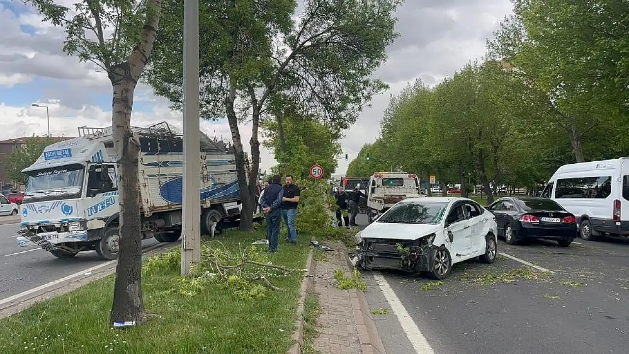 Kayseri Melikgazi'de Trafik Kazası: Kamyon Refüje Çıktı, Bir Kişi Yaralandı