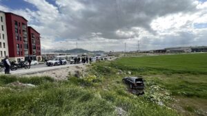 Kayseri’de Polisten Kaçan Ehliyetsiz Sürücü, 15 Kilometrelik Kovalamaca Sonrası Kazayla Yakalandı