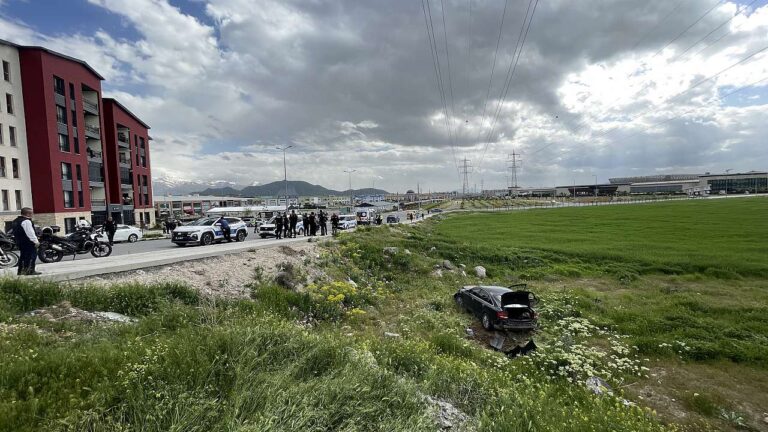 Kayseri’de Polisten Kaçan Ehliyetsiz Sürücü, 15 Kilometrelik Kovalamaca Sonrası Kazayla Yakalandı