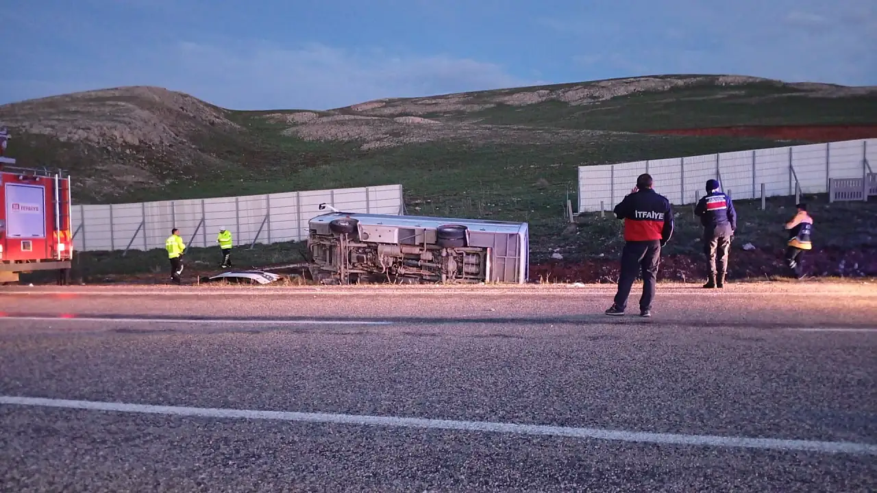 Malatya-Kayseri Karayolu'nda Taraftar Midibüsü Devrildi: 27 Yaralı
