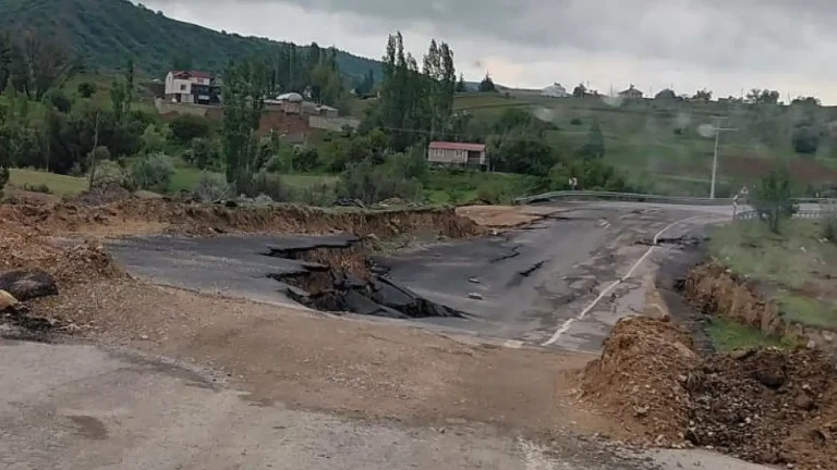 Kayseri’de Şiddetli Yağış Yaşar Karayel Viyadüğü’nü Çökertti: Felahiye-Çayıralan Yolu Ulaşıma Kapandı