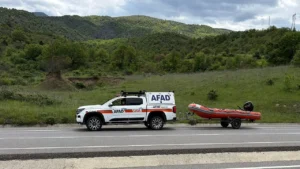 Sivas Koyulhisar'da Trafik Kazasının Ardından Kelkit Irmağı'nda Kayıp Esma Nur Aranıyor