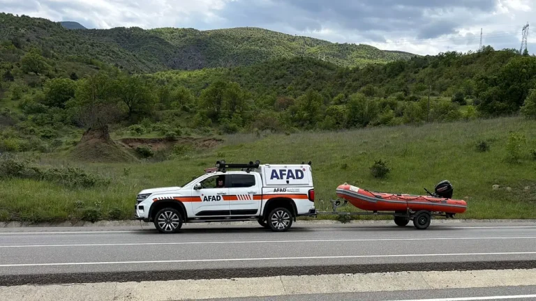 Sivas Koyulhisar’da Trafik Kazasının Ardından Kelkit Irmağı’nda Kayıp Esma Nur Aranıyor