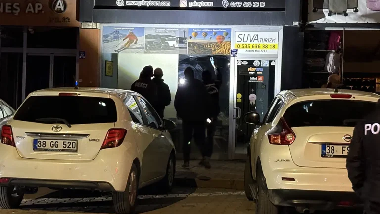 Kayseri’de Gece Yarısı Turizm Acentesine Silahlı Saldırı: Polis Geniş Çaplı Soruşturma Başlattı
