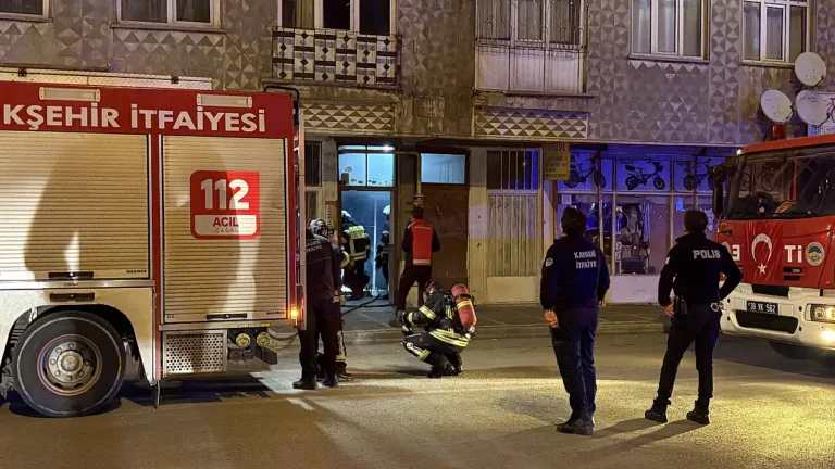 Kayseri’de Gece Yangını Paniği: Apartman Sakinleri Balkonlara Çıktı, Hızlı Müdahale Felaketi Önledi