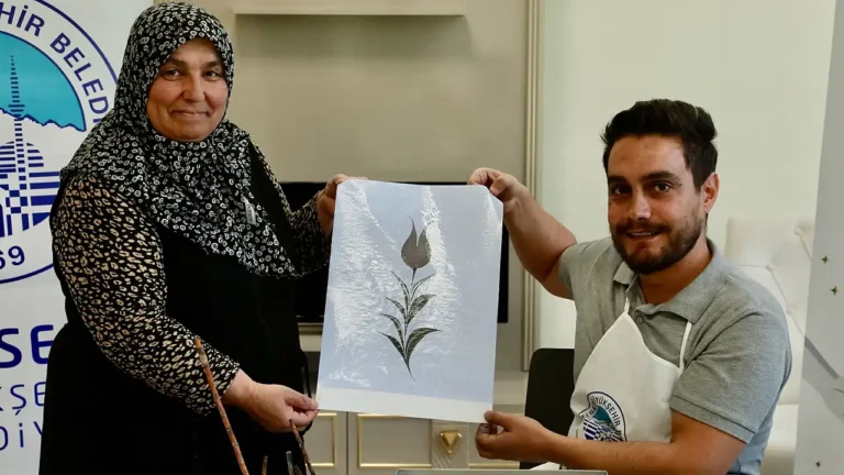 Şehir Hastanesi’nde Sanatla Gelen Moral: KAYMEK’ten Ebru Atölyesi