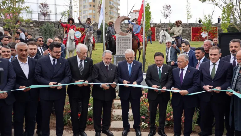 Kayseri’de Türk Dünyası İçin Tarihi Adım: Ortak Alfabe Anıtı Talas’ta Yükseldi
