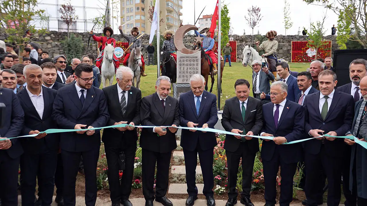 Kayseri'de Türk Dünyası İçin Tarihi Adım: Ortak Alfabe Anıtı Talas'ta Yükseldi