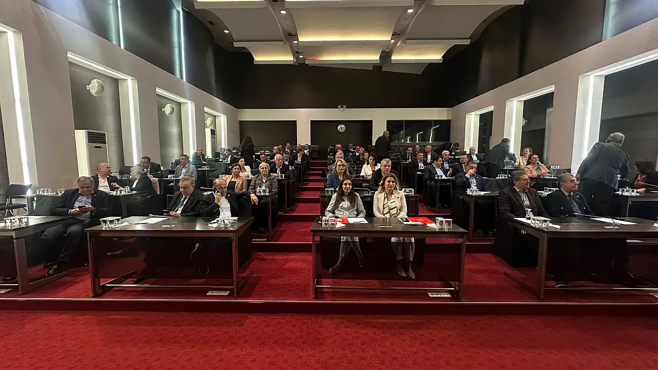 CHP'de Kritik Gelişmeler: Özgür Özel Yeniden Grup Başkanı, Kayseri Vekili Aşkın Genç Destek Verenler Arasında