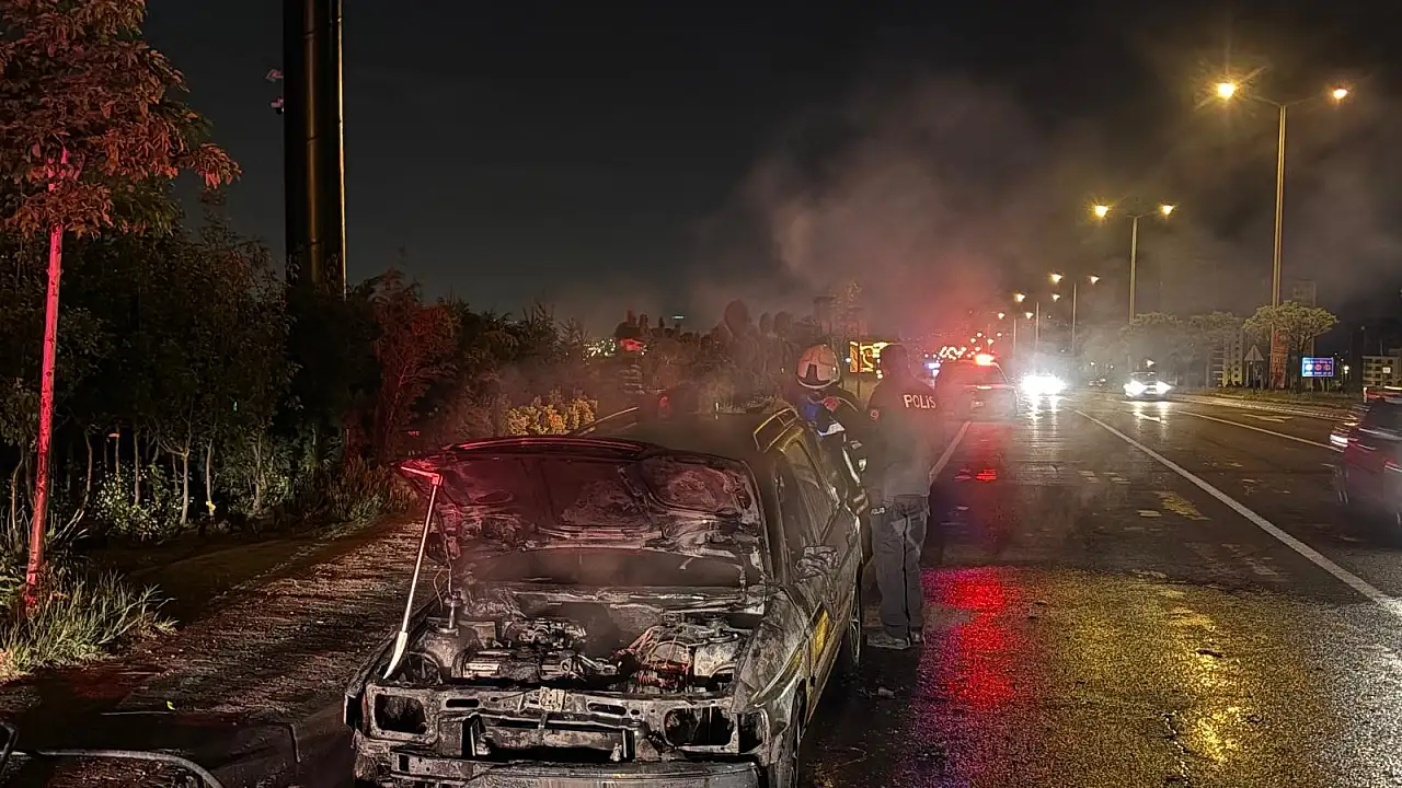 Kayseri'de Seyir Halindeki Otomobil Alev Aldı: Araç Hurdaya Döndü