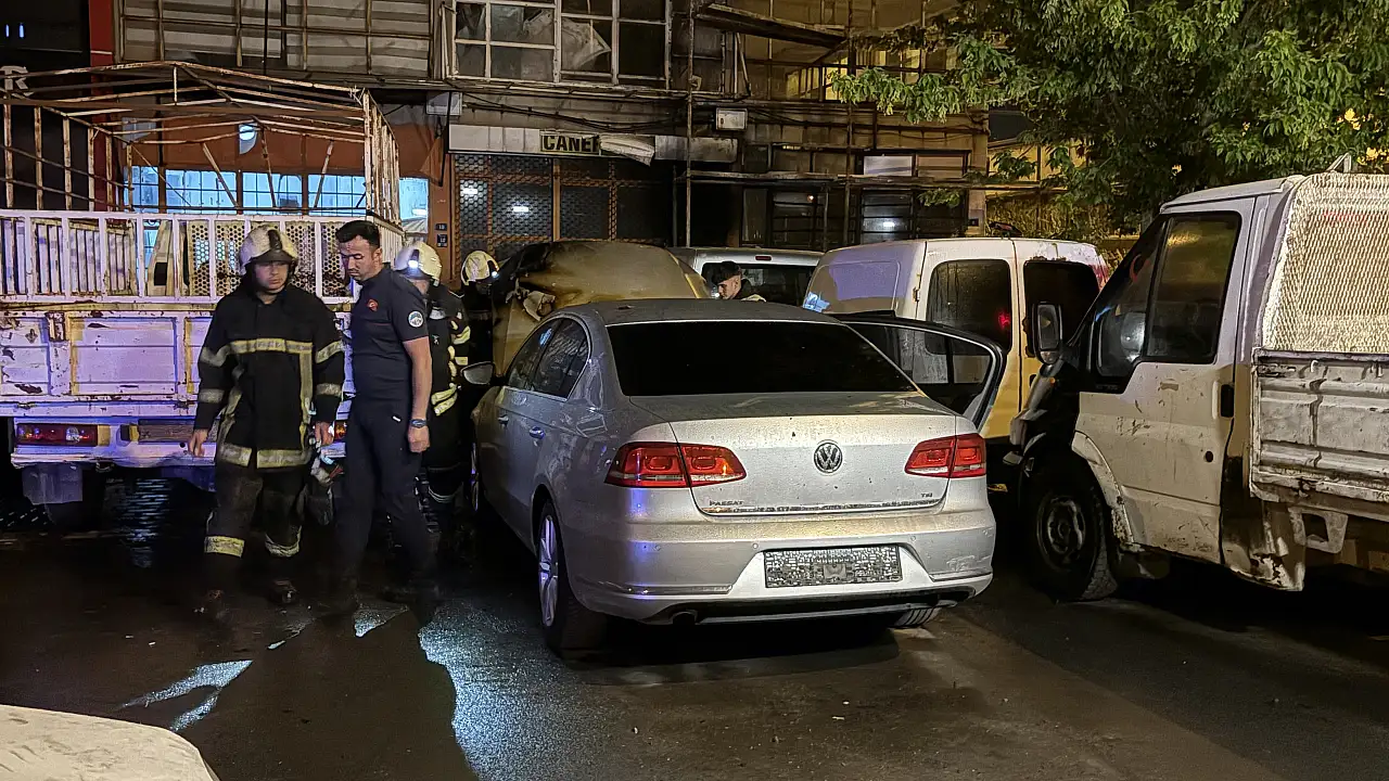 Kayseri Melikgazi'de Sanayi Yolu Üzerinde Otomobil Yangını Paniğe Neden Oldu