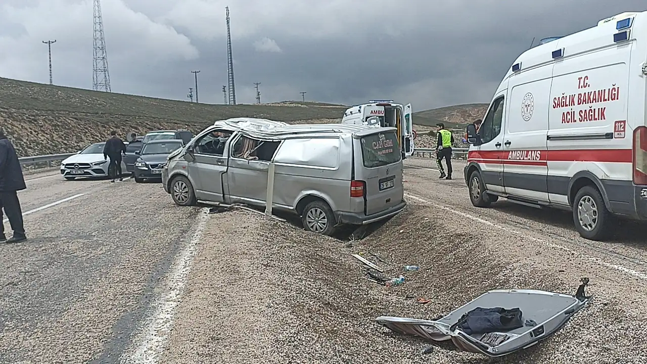 Bayram Yolculuğunda Acı Haber: Sivas'ta Minibüs Kazası, 1 Ölü, 8 Yaralı