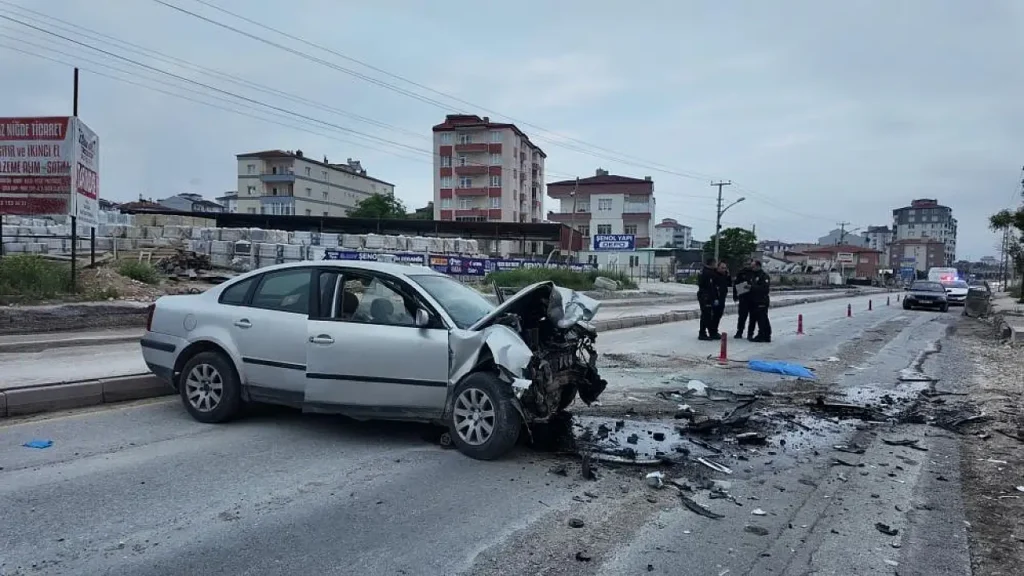 Niğde-Kayseri Yolu Kızıklı Mevkiinde Feci Kaza: 2 Can Kaybı, 2 Yaralı