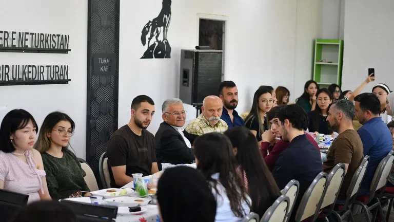 Kayseri, Bayram Coşkusunu Türk Dünyası Gençleriyle Paylaştı: Başkan Büyükkılıç’tan Anlamlı Ziyaret