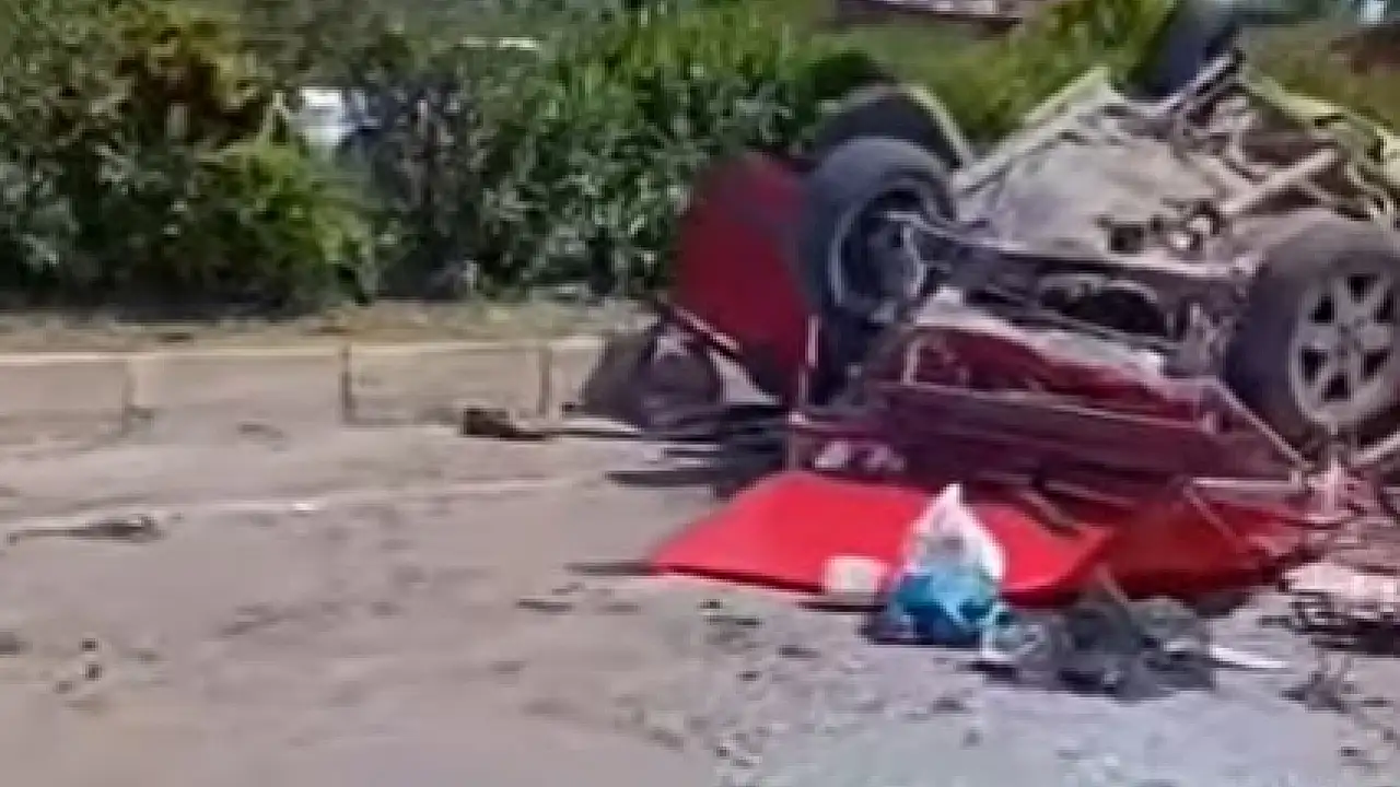 Kayseri Plakalı Otomobil Mersin'de Feci Kazaya Karıştı: Erdemli'de Refüj Aşımı Sonrası Çarpışma
