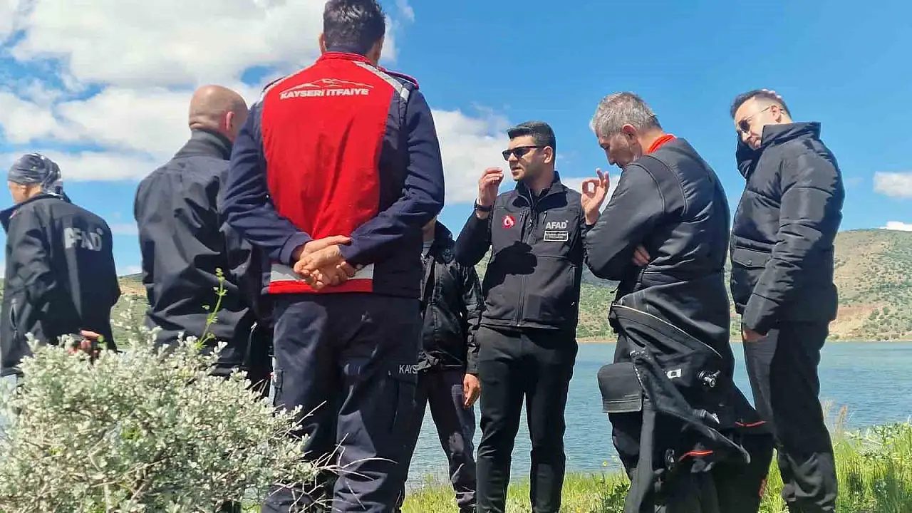 Kayseri'de Kızılırmak'a Düşen Genci Arama Çalışmaları Büyük Bir Ekiple Devam Ediyor